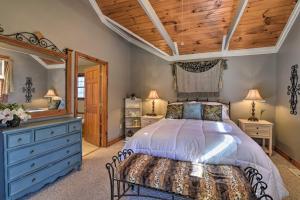Llit o llits en una habitació de Private Family Home with Deck, Porch and Forest Views!
