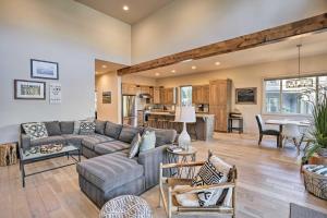 Luxury Mt Bachelor Retreat with Hot Tub and Patio!