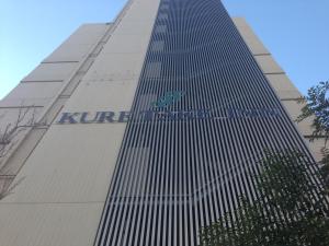 un grand bâtiment avec le logo des sociétés koreanorean sur celui-ci dans l'établissement Kuretake Inn Premium Hamamatsucho, à Tokyo