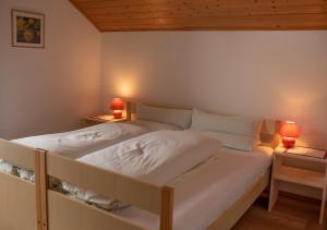 מיטה או מיטות בחדר ב-Haus Schaller
