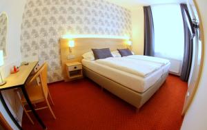 Postel nebo postele na pokoji v ubytování Hotel Flora