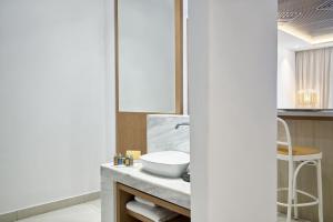 Koupelna v ubytování Myconian Korali Relais & Chateaux