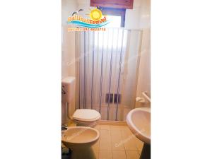 ガリポリにあるBilocale Baia Verde Gallipolitravelのバスルーム(トイレ、洗面台、シャワー付)
