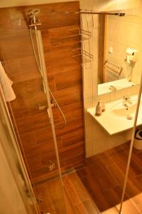 Baðherbergi á Hotel Na Statku Mirošov +22 myndir