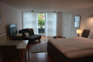 um quarto com uma cama e uma sala de estar com um sofá em Gästehaus No. 3 em Simmern