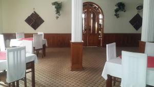 斯瓦特的住宿－Hotel Swat Regency，用餐室配有白色的桌子和白色的椅子