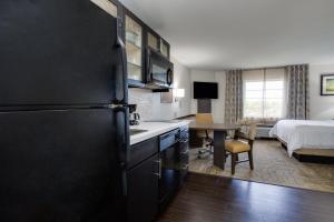 Dapur atau dapur kecil di Candlewood Suites Fort Lauderdale Airport-Cruise, an IHG Hotel