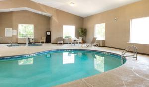 Holiday Inn Express Le Claire Riverfront-Davenport, an IHG Hotel tesisinde veya buraya yakın yüzme havuzu