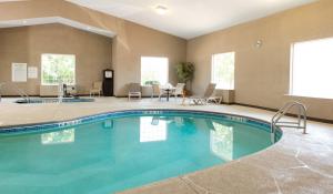 The swimming pool at or close to Holiday Inn Express Le Claire Riverfront-Davenport, an IHG Hotel