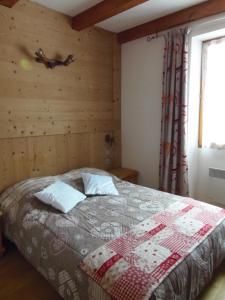 Chalet l'aubépine résidence B&B客房内的一张或多张床位