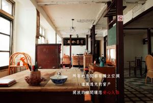 台南的住宿－新東亞旅埕，一间房间,桌子上放着碗
