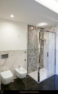 uma casa de banho com um WC, um lavatório e um chuveiro em Dimora Donna Elena by Ranieri em Nápoles