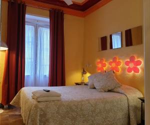 a bedroom with a bed with flowers on the wall at Casa de Huespedes Dolce Vita in Madrid