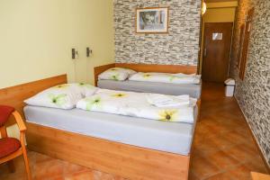 Postel nebo postele na pokoji v ubytování Hotel Zátoka