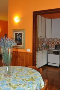eine Küche mit einem Tisch und einer Blumenvase darauf in der Unterkunft Villa Stefano in Crone
