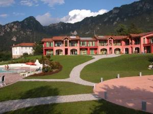 un gran edificio rojo con un camino delante de él en Vico Super, en Crone