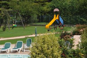 un parque infantil con sillas y un tobogán en un parque en Vico Large en Crone