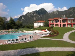 ein Resort mit einem Pool und Stühlen sowie einem Gebäude in der Unterkunft Vico Sweet mountain view in Crone