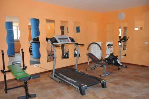 einen Fitnessraum mit mehreren Trainingsgeräten in einem Raum in der Unterkunft Vico Sweet mountain view in Crone