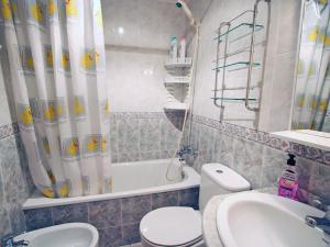 A bathroom at Holiday Home Tamarit Beach by Interhome Még 1 kép
