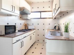 Kuchyňa alebo kuchynka v ubytovaní Apartment Horta del Mar by Interhome