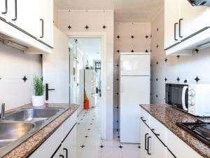 Kuchyňa alebo kuchynka v ubytovaní Apartment Horta del Mar by Interhome