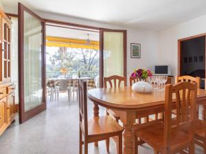 Il comprend une cuisine et une salle à manger avec une table et des chaises en bois. dans l'établissement Apartment Reus Mediterrani-1 by Interhome, à Vilafortuny