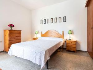 - une chambre avec un lit, deux commodes et deux lampes dans l'établissement Apartment Reus Mediterrani-1 by Interhome, à Vilafortuny
