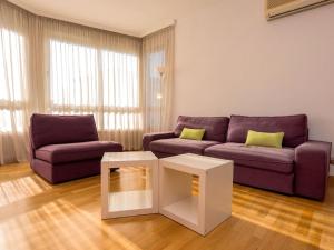 - un salon avec un canapé et une table basse dans l'établissement Apartment Sants-Les Corts Galileu by Interhome, à Barcelone