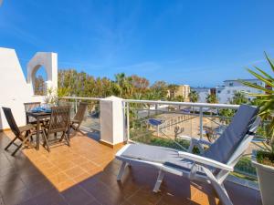 eine Terrasse mit Stühlen und einem Tisch auf dem Balkon in der Unterkunft Apartment Bahia Blanca-1 by Interhome in Denia