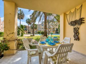 einen weißen Tisch und Stühle auf einer Terrasse in der Unterkunft Apartment Royal Playa by Interhome in Denia