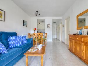 - un salon avec un canapé bleu et une table dans l'établissement Apartment Royal Playa by Interhome, à Dénia