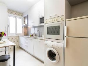 Una cocina o zona de cocina en Apartment Esquirol Vilafortuny by Interhome