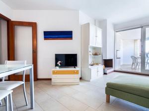 Una televisión o centro de entretenimiento en Apartment Esquirol Vilafortuny by Interhome