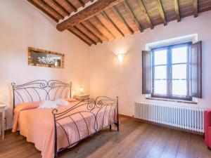 - une chambre avec un lit et une fenêtre dans l'établissement Holiday Home Vanessa by Interhome, à Castelnuovo Berardenga