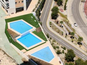 una vista aérea de dos piscinas en un patio en Apartment Terramar by Interhome, en Benidorm