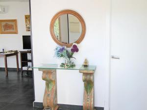 アルファス・デル・ピにあるHoliday Home Casa Mexico by Interhomeの鏡付きコンソールテーブル