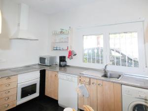 a kitchen with a sink and a microwave at Holiday Home Casa Mexico by Interhome in L’Alfàs del Pi