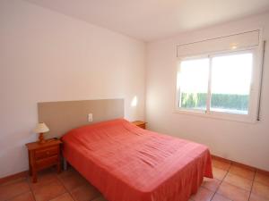 Les tres CalesにあるVilla Villa Alguer by Interhomeのベッドルーム1室(赤いベッド1台、窓付)