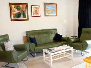 sala de estar con sofá, 2 sillas y mesa en Apartment Celio I by Interhome, en Albir