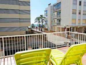 twee gele stoelen op een balkon met uitzicht op de oceaan bij Holiday Home Casa del Sol by Interhome in Salou