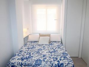 ベニドルムにあるApartment Velazquez by Interhomeのベッドルーム1室(青と白の毛布付きのベッド1台付)
