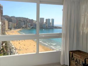ベニドルムにあるApartment Tor Serena by Interhomeの窓付きの客室からビーチの景色を望めます。