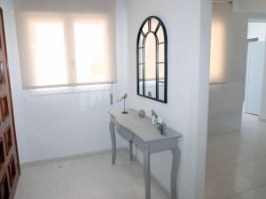 ベニドルムにあるApartment Tor Serena by Interhomeのバスルーム(洗面台、壁掛け鏡付)