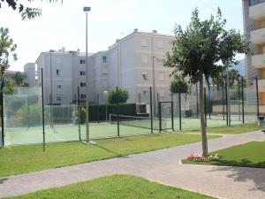 アルビールにあるApartment Estrella del Albir by Interhomeの公園内の木のあるテニスコート