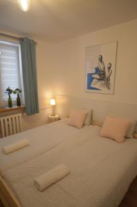 Blue Sail Sopot Apartments tesisinde bir odada yatak veya yataklar