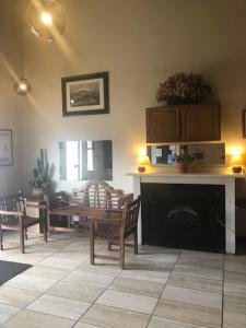 ein Wohnzimmer mit einem Kamin, einem Tisch und Stühlen in der Unterkunft Luxury Inn in Cheyenne