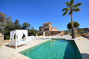 Bazén v ubytování Villa Dinastía Resort Lujo nebo v jeho okolí