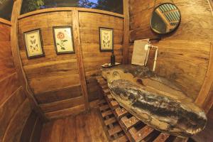 ein Badezimmer mit Badewanne in einem Holzzimmer in der Unterkunft La Manigua Lodge in La Macarena