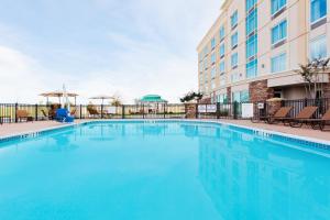 uma grande piscina em frente a um edifício em Holiday Inn Express Hotel & Suites Jackson Northeast, an IHG Hotel em Jackson